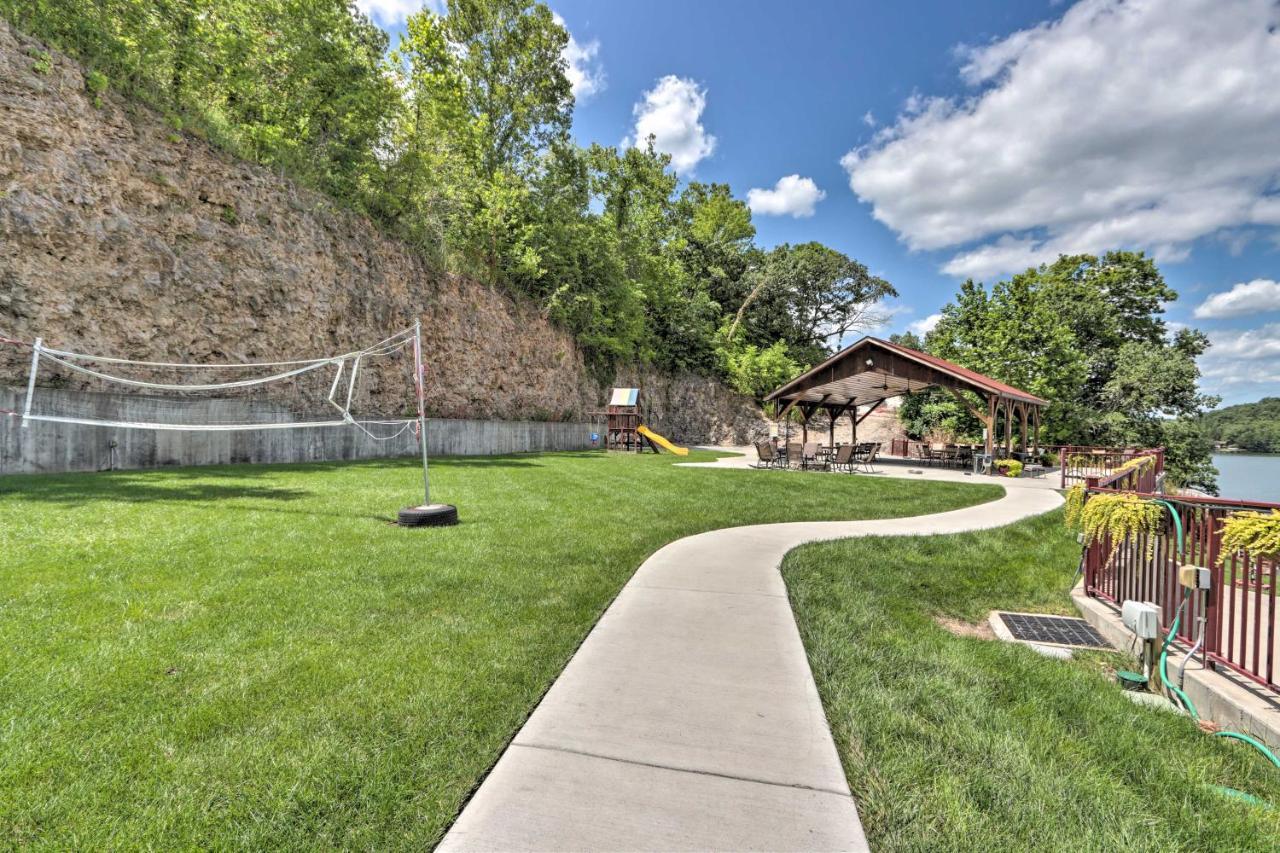 The Lake Escape With Balcony And Pool Access! Camdenton Buitenkant foto